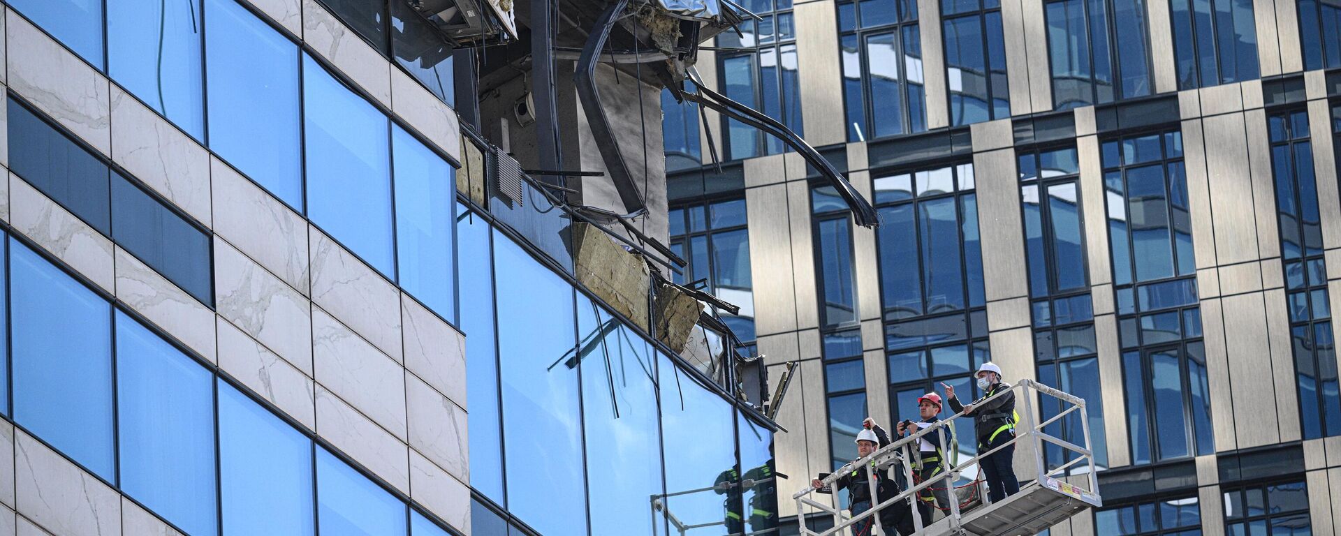 Работники следственных органов осматривают повреждения в здании делового центра Москва-сити в результате атаки украинских беспилотников - اسپوتنیک افغانستان  , 1920, 31.07.2023