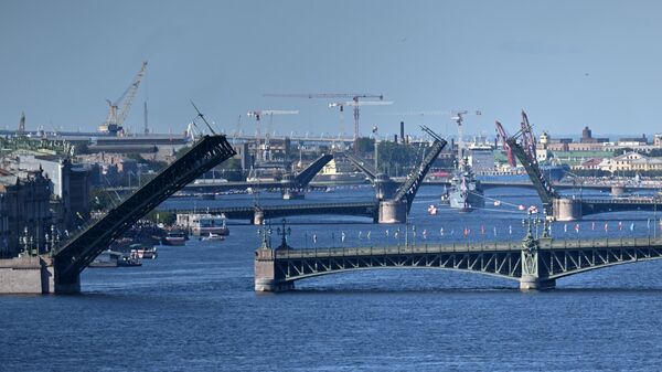 Разведенные мосты на Неве перед началом Главного военно-морского парада в честь Дня ВМФ РФ в Санкт-Петербурге - اسپوتنیک افغانستان  