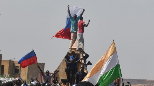 Протестующие с российскими флагами в Нигере - اسپوتنیک افغانستان  