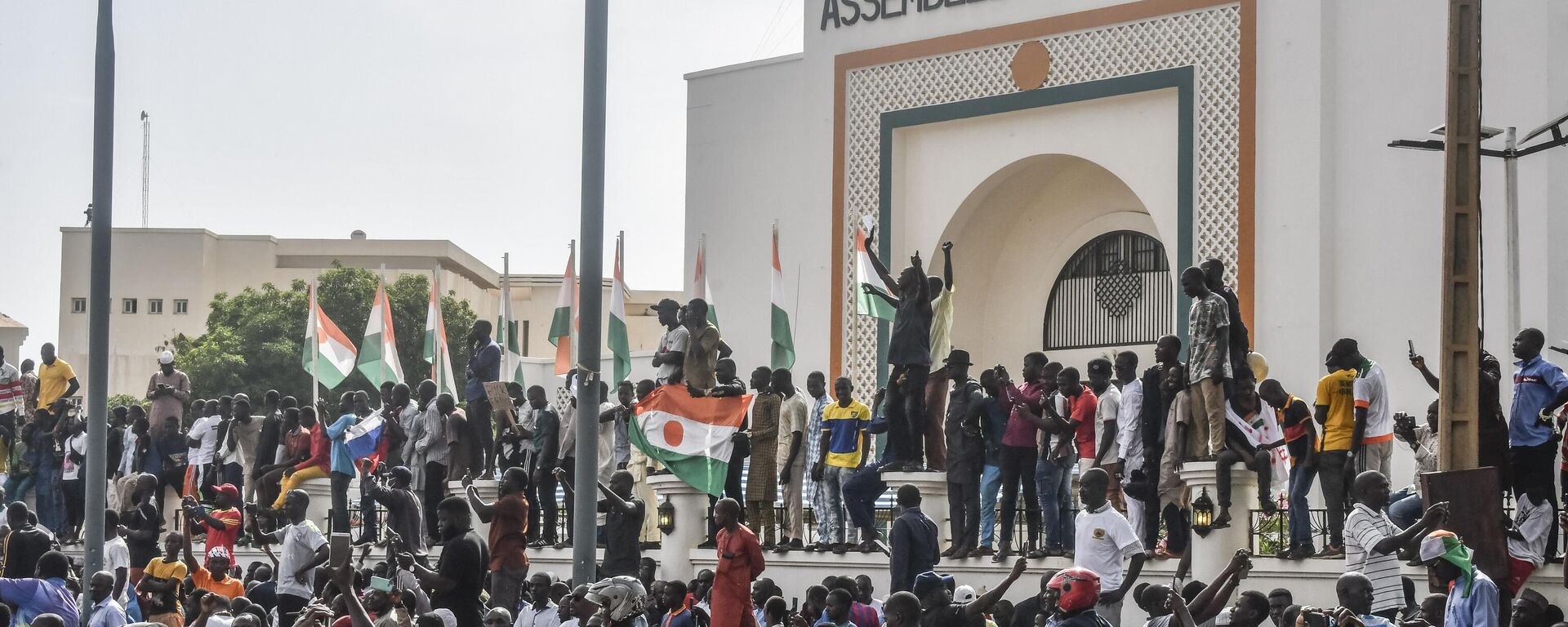 Сторонники размахивают флагами Нигерии, митингуя в поддержку нигерийской хунты перед зданием Национальной ассамблеи в Ниамее - اسپوتنیک افغانستان  , 1920, 04.08.2023
