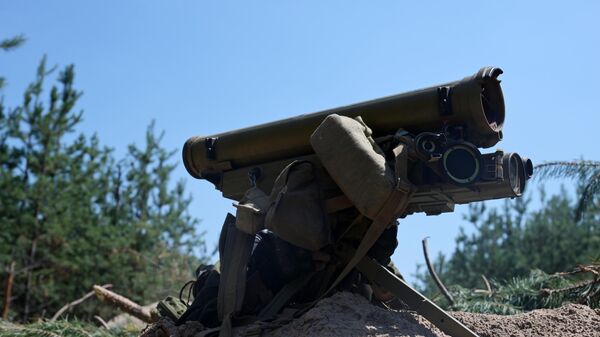 Военнослужащий ВС РФ с переносным противотанковым комплексом на занятом опорном пункте условного противника во время подготовки штурмовых подразделений ЦВО в зоне спецоперации - اسپوتنیک افغانستان  