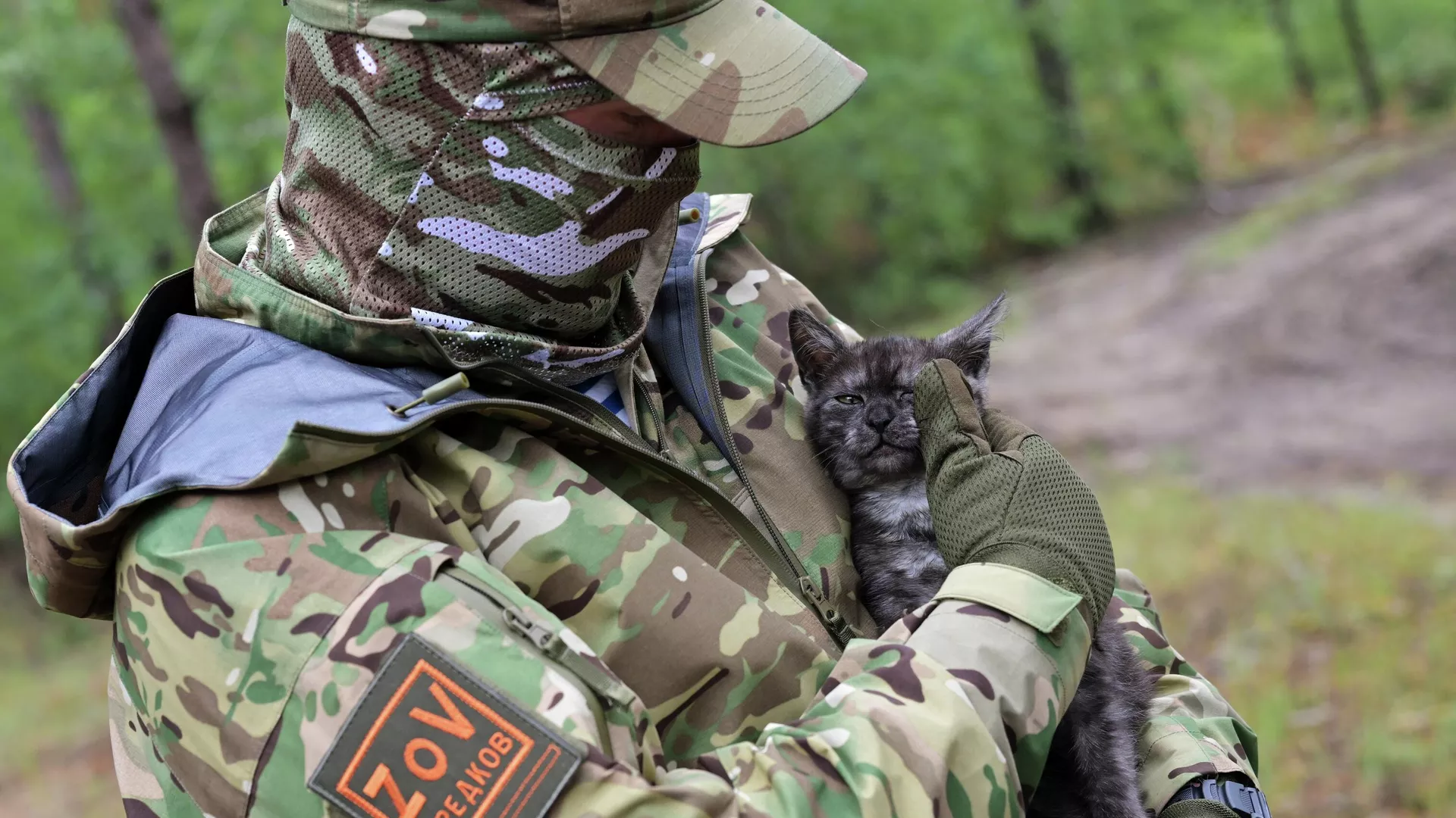 Военнослужащий одного из подразделений тылового обеспечения Ивановского гвардейского соединения ВДВ Вооруженных сил РФ в зоне специальной военной операции