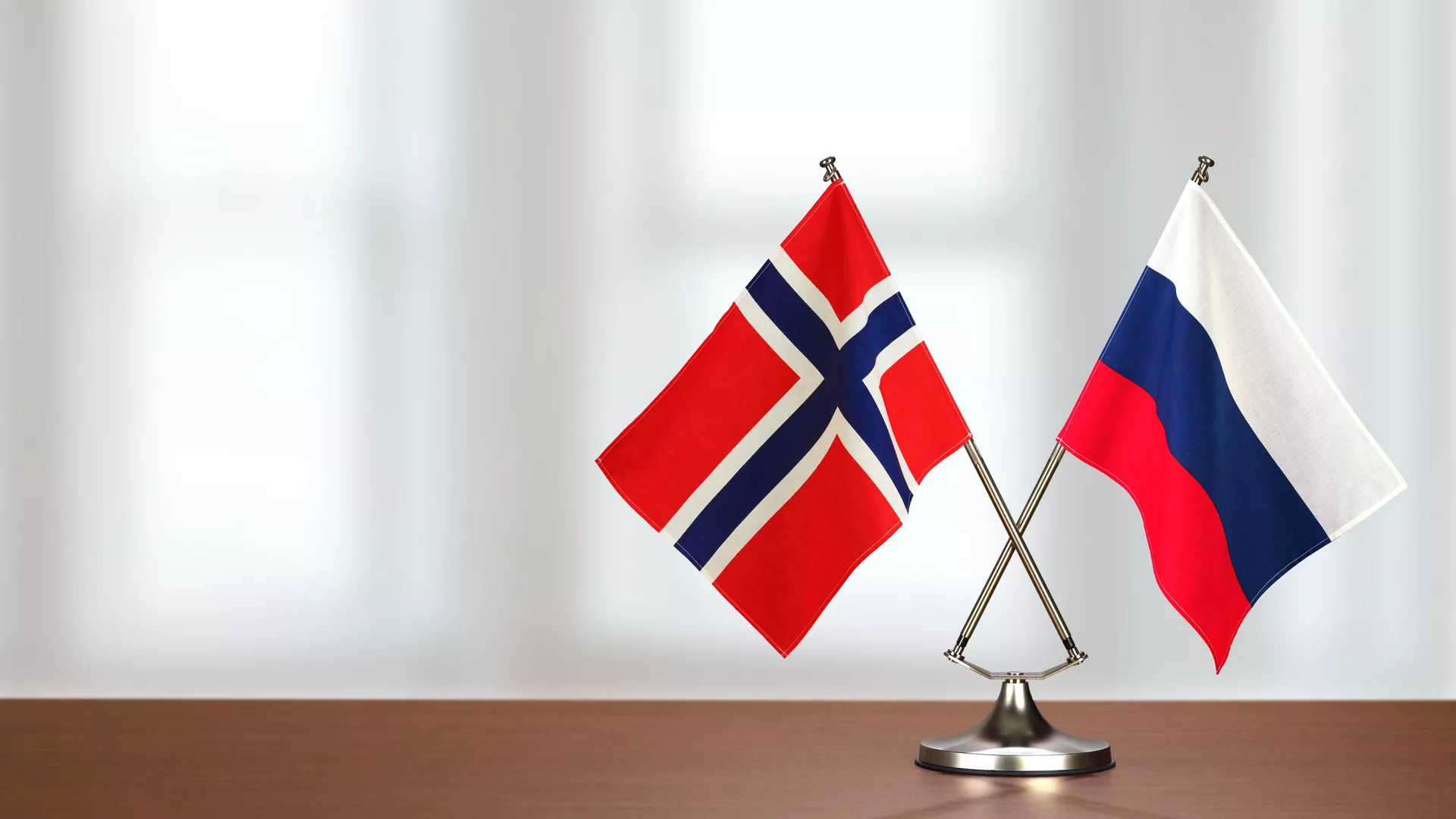 Флаги Норвегии и России