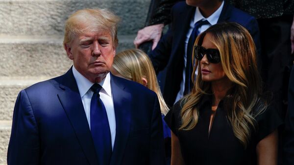 Бывший президент Дональд Трамп и его жена Мелания Трамп после похорон Иваны Трамп в Нью-Йорке - اسپوتنیک افغانستان  