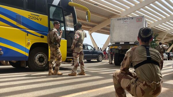 Французские солдаты во время эвакуации граждан Франции из Нигера  - اسپوتنیک افغانستان  