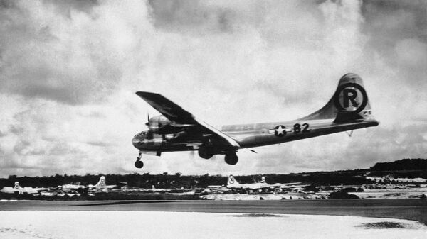 Американский самолет B-29 Superfortress Энола Гей приземляется на Тиниане, Северные Марианские острова, после атомной бомбардировки США японского города Хиросима - اسپوتنیک افغانستان  
