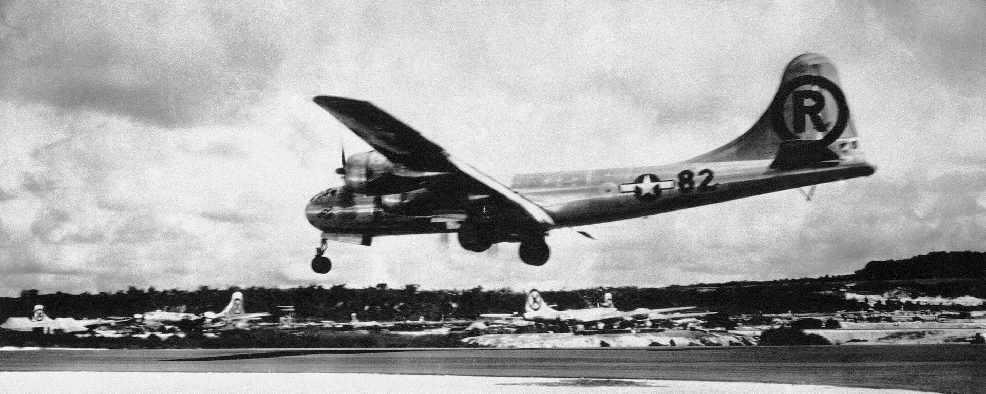 Американский самолет B-29 Superfortress Энола Гей приземляется на Тиниане, Северные Марианские острова, после атомной бомбардировки США японского города Хиросима - اسپوتنیک افغانستان  , 1920, 06.08.2023