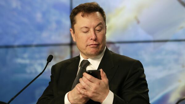 Основатель SpaceX Илон Маск шутит с журналистами, делая вид, что ищет ответ на вопрос по мобильному телефону во время пресс-конференции - اسپوتنیک افغانستان  