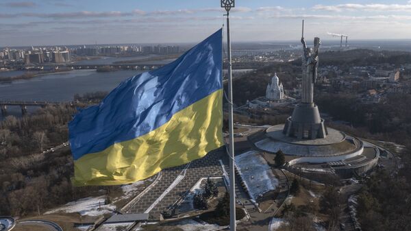 Украинский флаг и монумент Родина-Мать в Киеве  - اسپوتنیک افغانستان  