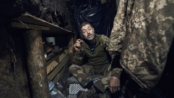 Украинский солдат в окопе под Артемовском - اسپوتنیک افغانستان  
