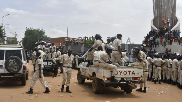 Нигерийские полицейские наблюдают за митингом сторонников в поддержку нигерийской хунты в Ниамее - اسپوتنیک افغانستان  