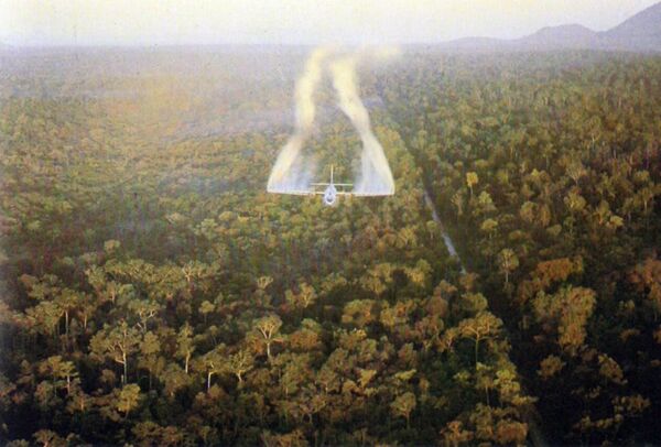 یک هواپیمای ارائه دهنده Fairchild C-123 در حال پاشیدن ماده برگ زدایی از درختان در ویتنام جنوبی در سال 1962. - اسپوتنیک افغانستان  