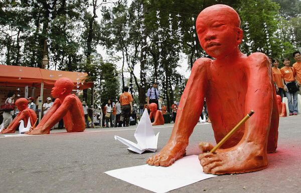 آثار مجسمه‌سازی دانش‌آموزان محلی که به نمایندگی از کودکان معلول قربانی &quot;agent orange&quot; استفاده شده توسط ارتش ایالات متحده در طول جنگ ویتنام در یکی از خیابان‌های هوشی مین سیتی، 18 سپتامبر 2004 به عنوان بخشی از یک کمپین ملی با هدف حمایت از قربانیان جنگ ویتنام.هدف کمپین فعلی جمع آوری امضا از حامیان داخلی و بین المللی برای اقدام قانونی علیه عاملان امریکایی و جمع آوری کمک های مالی برای قربانیان است. - اسپوتنیک افغانستان  