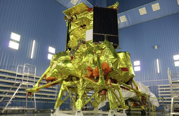 تحویل استیشن اتوماتیک &quot;Luna-25&quot; انجمن علمی و تولیدی به نام S.A. لاوچکین به کیهان شهر وستوچنی.استیشن Luna-25 با استفاده از یک پایگاه کاملاً روسی و آخرین دستاوردها در زمینه ابزار دقیق فضایی ایجاد شد. وظیفه اصلی این ماموریت توسعه تکنالوژی اساسی برای فرود نرم در منطقه دور قطبی و انجام مطالعات تماس قطب جنوبی ماه است. تصویر جزوه ای است که توسط شخص ثالث ارائه شده است. فقط استفاده از تحریریه ممنوعیت بایگانی، استفاده تجارتی، کمپین تبلیغاتی. - اسپوتنیک افغانستان  