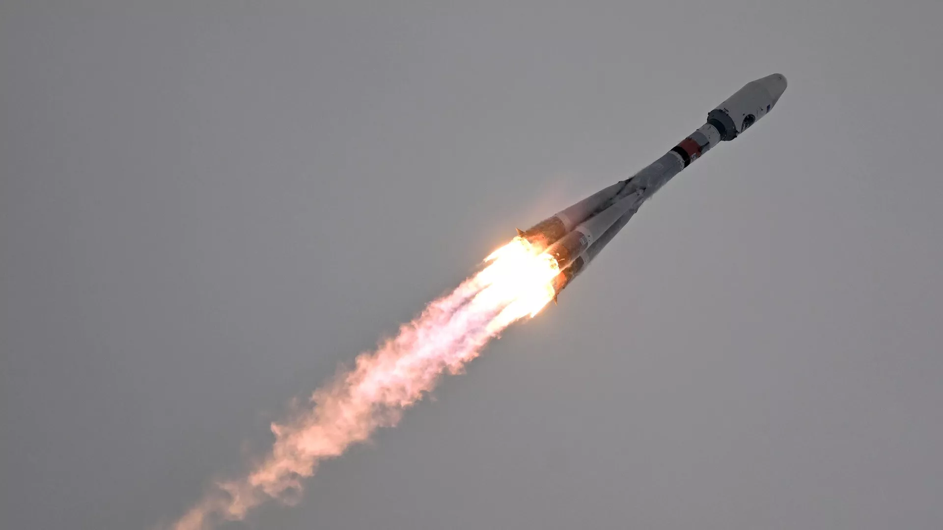 Запуск ракеты-носителя Союз-2.1б с разгонным блоком Фрегат и автоматической станцией Луна-25 с космодрома Восточный