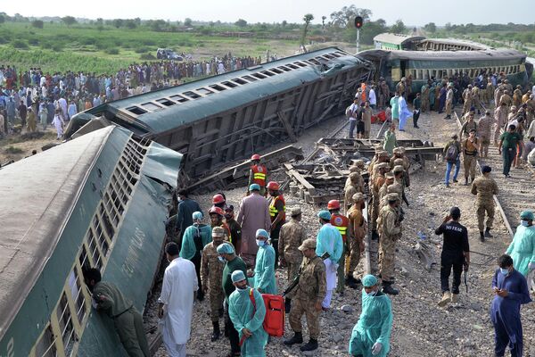 در اثر حادثه خروج قطار از ریل در تاریخ 6 آگوست، نیروهای امدادی و نیروهای ارتش در یک عملیات نجات در محل خروج قطار از ریل در حومه ایستگاه راه آهن سرهری نوابشاه، پاکستان، شرکت کردند. - اسپوتنیک افغانستان  
