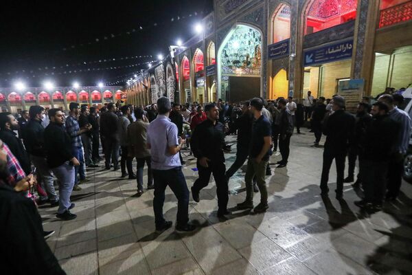 انتقال مجروحان حادثه تیراندازی به مقبره شاه چراغ ایران  در شیراز مرکز استان فارس توسط نیروهای اورژانس به تاریخ 13 آگوست 2023 - اسپوتنیک افغانستان  