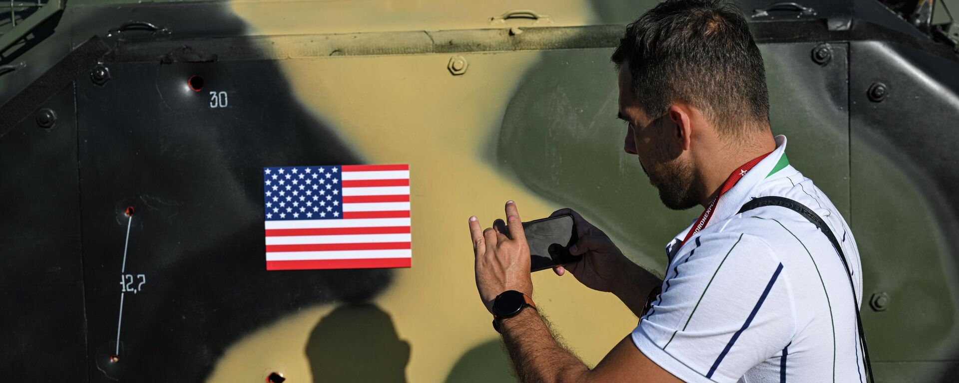 Мужчина фотографирует пулевые отверстия в трофейной бронетехнике на Международном военно-техническом форуме Армия-2023 - اسپوتنیک افغانستان  , 1920, 16.08.2023