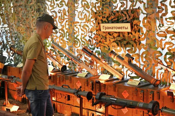 نارنجک‌اندازهای دستگیر شده در نمایشگاه به عنوان بخشی از انجمن بین‌المللی فنی- نظامی ارتش-2023 در مرکز کنگره و نمایشگاه پاتریوت ارائه شد. - اسپوتنیک افغانستان  