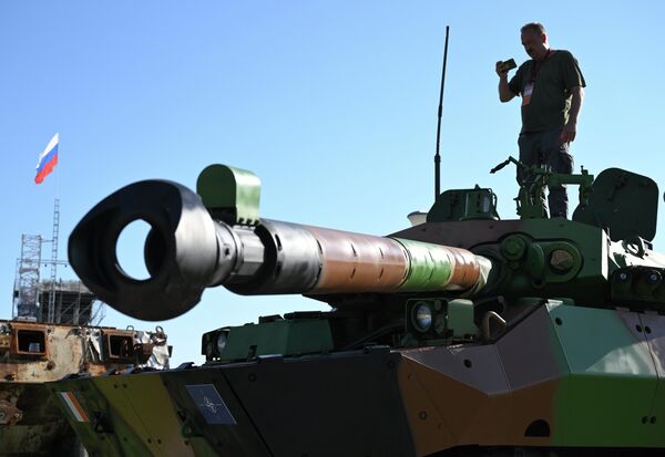 تانک  زرهی سنگین فرانسوی AMX-10RC که در نمایشگاه به عنوان بخشی از انجمن بین المللی فنی- نظامی آرمیا-2023 در مرکز کنگره و نمایشگاه پاتریوت ارائه شده است. - اسپوتنیک افغانستان  