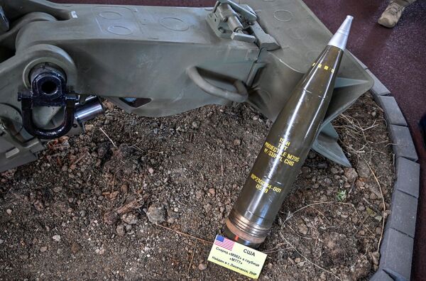 یک گلوله توپخانه ای تصرف  شده آمریکایی M982 برای اسلحه توپخانه هویتزر M777 در میدان نمایشگاه در پارک پاتریوت Kubinka نمایش داده می شود. - اسپوتنیک افغانستان  