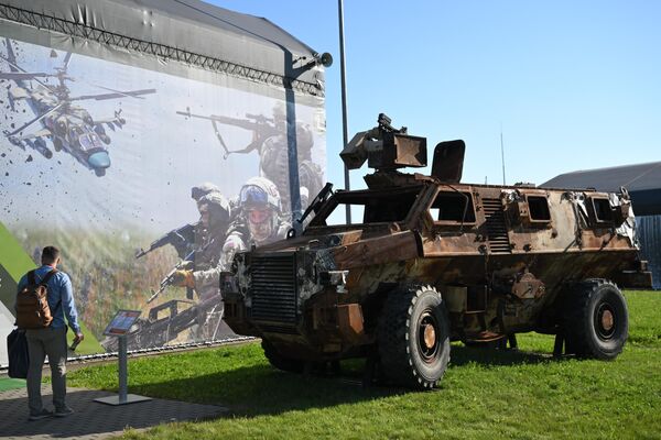 نفربر زرهی استرالیایی بوش مستر که در نمایشگاه به عنوان بخشی از انجمن بین المللی فنی- نظامی آرمیا-2023 در مرکز همایش و نمایشگاه پاتریوت ارائه شد. - اسپوتنیک افغانستان  