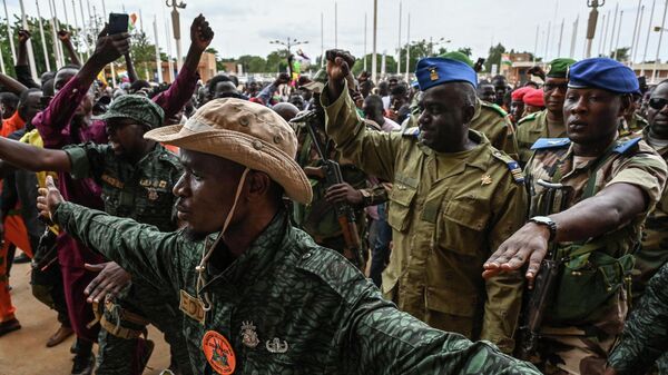 Нигерские военнослужащие во время митинга сторонников военного переворота на стадионе в Ниамее - اسپوتنیک افغانستان  