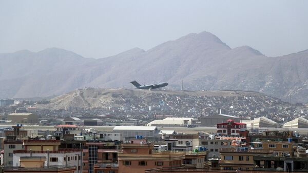 Военный самолет США вылетает из международного аэропорта в Кабуле, Афганистан - اسپوتنیک افغانستان  