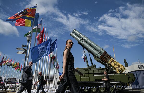 شرکت کننده در مجمع بین المللی نظامی-فنی &quot;ARMY-2023&quot; در مرکز کنگره و نمایشگاه &quot;پاتریوت&quot;. - اسپوتنیک افغانستان  