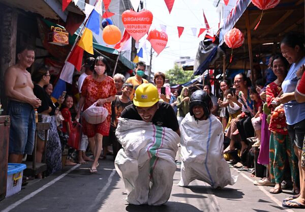 تاپ شات - مردم در یک مسابقه دوش در جریان جشن هفتاد و هشتمین روز استقلال اندونزیا در جاکارتا شرکت می کنند. - اسپوتنیک افغانستان  