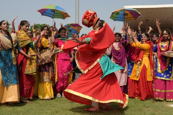 دختران مکتب یک رقص محلی پنجابی &quot;Giddha&quot; را برای جشن های روز استقلال هند در امریتسار اجرا می کنند. - اسپوتنیک افغانستان  