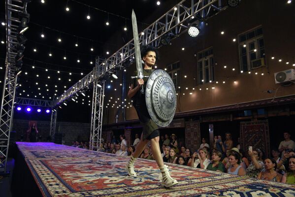 یک مدل خلاقیتی را با الهام از فرهنگ سنتی ارمنی در یک نمایش مد در ایروان ارائه می دهد - اسپوتنیک افغانستان  