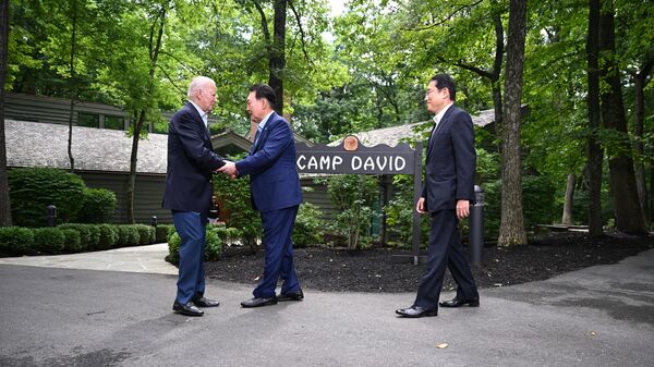 Президент Южной Кореи Юн Сук Ёль, президент Джо Байден и премьер-министр Японии Фумио Кисида в Кэмп-Дэвиде, штат Мэриленд - اسپوتنیک افغانستان  
