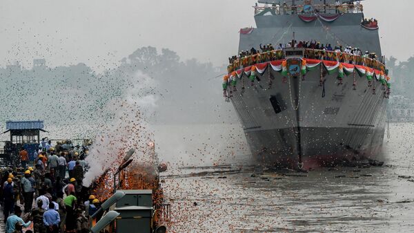 Сотрудники компании Garden Reach Shipbuilders and Engineers празднуют, когда президент Индии Драупади Мурму спускает на воду INS Vindhyagiri в Калькутте, Индия - اسپوتنیک افغانستان  