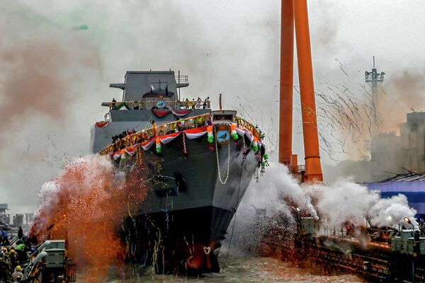 کارکنان، کشتی‌سازان و مهندسان Garden Reach در حالی جشن می‌گیرند که رئیس‌جمهور هند، دروپادی مورمو کشتی INS Vindhyagiri، آخرین از سری سوم ناوچه P17را برای نیروی دریایی هند در اسکله GRSEدر کلکته در 17 آگوست 2023 به آب پرتاب می‌کند. - اسپوتنیک افغانستان  