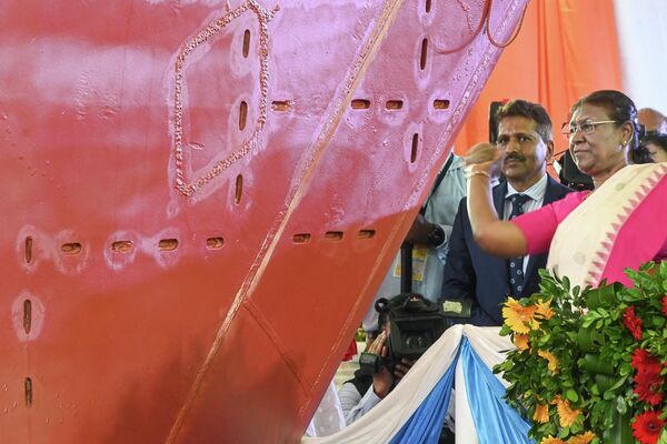 رئیس جمهور هند دروپادی مورمو در مراسمی سنتی برای پرتاب INS Vindhyagiri، آخرین از سری سوم ناوچه P17، برای نیروی دریایی هند در اسکله Garden Reach Shipbuilders and Engeeners (GRSE)در کلکته شرکت می کند. - اسپوتنیک افغانستان  
