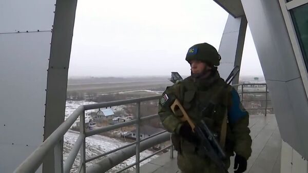 Военнослужащий из состава российского контингента миротворческих сил ОДКБ на аэродроме в Алма-Ате - اسپوتنیک افغانستان  