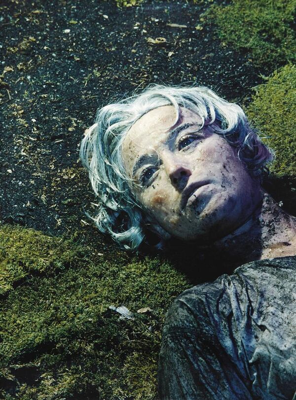 عکسی از سیندی شرمن، که او  را به عنوان جسدی دراز کشیده روی زمین نشان می دهد که با رنگ مو پوشیده شده است. - اسپوتنیک افغانستان  