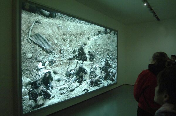 بازدیدکنندگان به &quot;گفتگوی سربازان مرده&quot; جف وال (دیدایی پس از کمین یک گشت ارتش سرخ، نزدیک مقور در افغانستان، زمستان 1986) (1992) 30 آپریل 2006 در Palazzo Grassi نگاه می کنند.کاخ Palazzo Grassi در کانال بزرگ ونیز توسط کلکسیونر میلیاردر فرانسوی فرانسوا پینو خریداری و بازسازی شد تا مجموعه آثار هنری معاصر شخصی خود را در خود جای دهد.کاخ قرن هجدهم گرند کانال که قبلاً مرکز نمایشگاه بین المللی جیانی آنیلی، بنیانگذار فیات بود، در سال 2005 توسط پینو به مبلغ 29 میلیون یورو خریداری شد.مجموعه پینو به عنوان یکی از پنج مجموعه برتر خصوصی هنر معاصر در جهان شناخته می شود. - اسپوتنیک افغانستان  