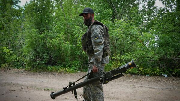 Украинский солдат с поставленным из США переносным зенитно-ракетным комплексом Стингер в руках - اسپوتنیک افغانستان  