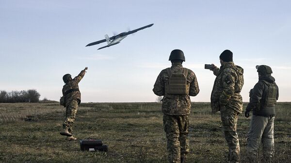Украинские военные запускают беспилотник. Архивное фото - اسپوتنیک افغانستان  