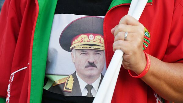 Портрет президента Белоруссии Александра Лукашенко на футболке участницы акции в поддержку действующей власти в Минске - اسپوتنیک افغانستان  