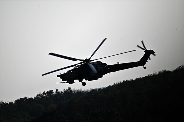 هلیکوپتر Mi-28 در حین پرواز در منطقه عملیات ویژه نظاامی. - اسپوتنیک افغانستان  