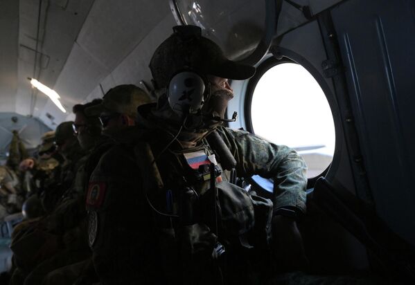 سربازان گروه خدمات جستجو و نجات نیروهای مسلح فدراسیون روسیه در هنگام سورتی پرواز در منطقه عملیات ویژه نظامی. - اسپوتنیک افغانستان  