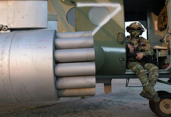 یک سرباز گروه پشتیبانی آتش نیروهای مسلح فدراسیون روسیه پس از یک جلسه آموزشی تاکتیکی و پزشکی در منطقه عملیات نظامی ویژه. - اسپوتنیک افغانستان  