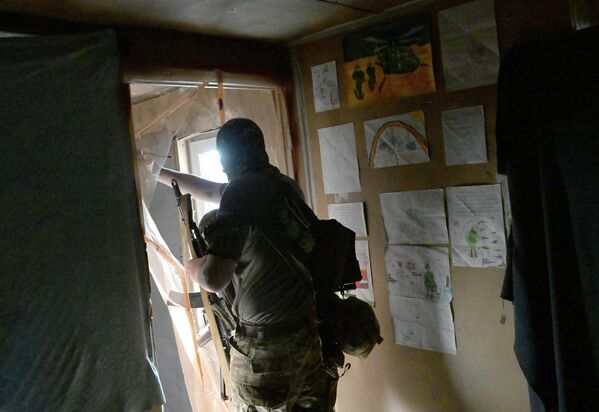 یک سرباز گروه خدمات جستجو و نجات نیروهای مسلح فدراسیون روسیه در حال آماده شدن برای پرواز جنگی در منطقه عملیات نظامی ویژه است. - اسپوتنیک افغانستان  