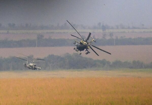 هلیکوپترهای Ka-52 و Mi-28 در حین پرواز در منطقه عملیات نظامی ویژه. - اسپوتنیک افغانستان  
