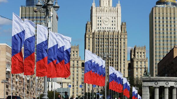 Российские флаги, установленные в Москве ко Дню государственного флага России - اسپوتنیک افغانستان  