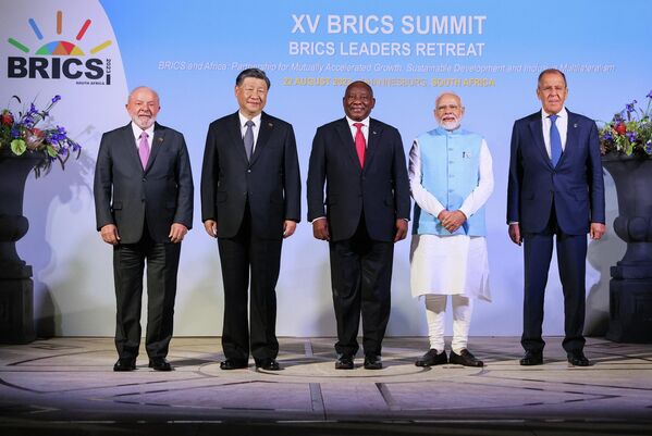 رئیس جمهور برزیل لولا داسیلوا، رئیس جمهور چین شی جین پینگ، رئیس جمهور آفریقای جنوبی سیریل رامافوزا، نخست وزیر هند نارندرا مودی و سرگئی لاوروف وزیر امور خارجه روسیه (از چپ به راست) در مراسم عکاسی هیئت بریکس در ژوهانسبورگ در رأس هیئت بریکس هستند.حق استفاده از این تصویر محفوظ است. - اسپوتنیک افغانستان  