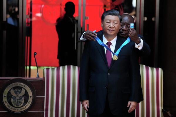 رئیس جمهور چین، شی جین پینگ، در سمت چپ، مدال آفریقای جنوبی را از رئیس جمهور سیریل رامافوسا در ساختمان اتحادیه در پرتوریا، آفریقای جنوبی دریافت کرد. - اسپوتنیک افغانستان  